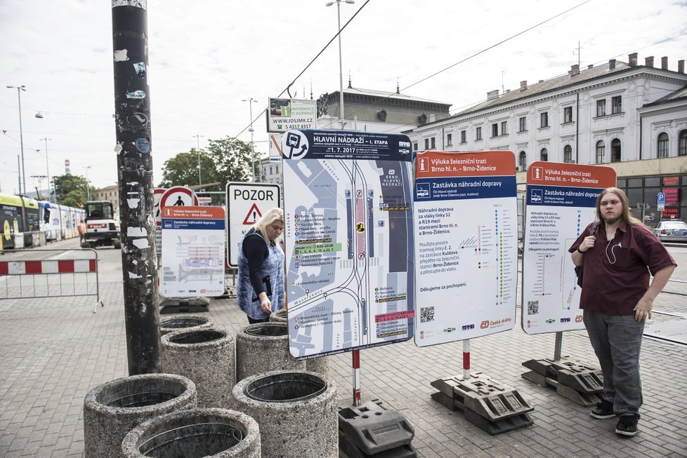 V létě se v okolí hlavního nádraží v Brně rekonstruoval prostor pro tramvaje. I to bylo pro cestující peklo. Nyní se chystá obří rekonstrukce samotného nádraží…