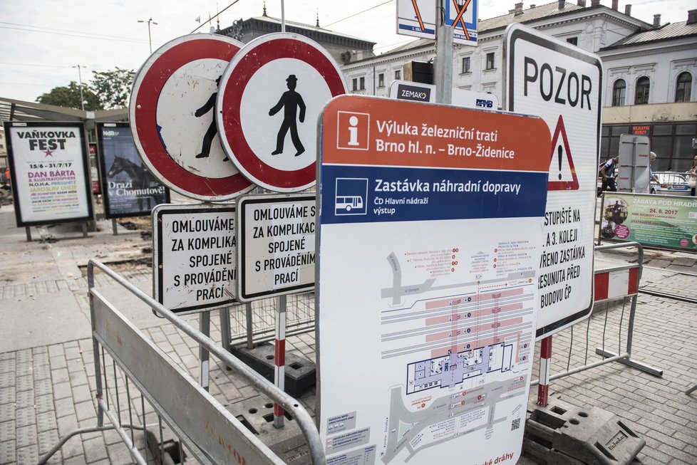 V létě se v okolí hlavního nádraží v Brně rekonstruoval prostor pro tramvaje. I to bylo pro cestující peklo. Nyní se chystá obří rekonstrukce samotného nádraží…