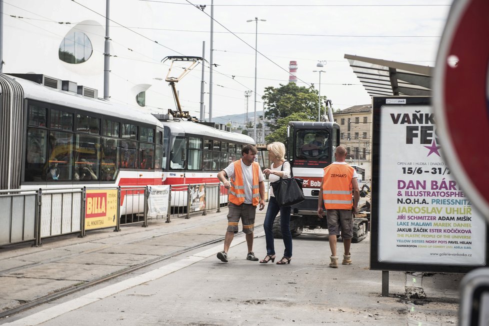 Na opravované nástupiště chodí lidé, kteří často přehlédnou značky a ukazatele, jež vypadají spíše jako odkladiště značení než jako přehledné pomůcky k orientaci.