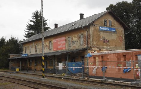 Zbourat historické nádraží plánuje ministerstvo. Vedle se staví nevzhledná nízká budova.