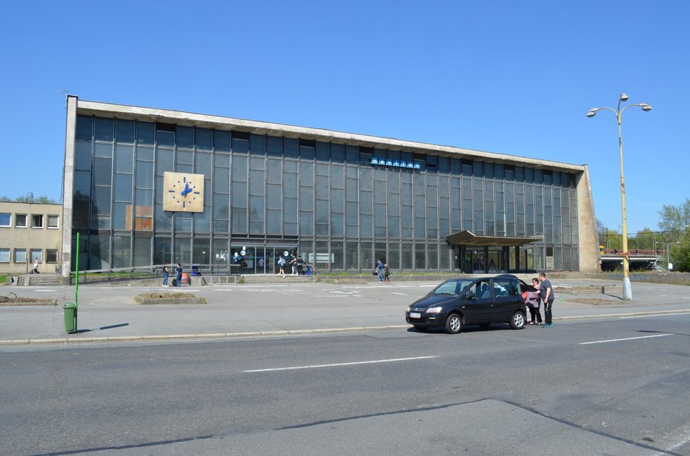 Doménou Havířova je budova vlakového nádraží (na snímku před rekonstrukcí), postavená ve stylu Světové výstavy Expo 58.