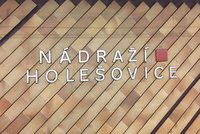 Metro ve stanici Nádraží Holešovice srazilo muže: Šlo o sebevraždu?!