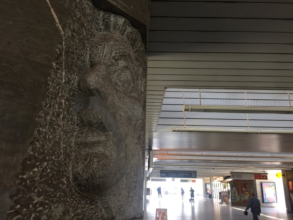 V severním vestibulu stanice metra Holešovice se nachází nenápadný, leč nápaditý pomník Julia Fučíka, tedy spisovatele a novináře, jehož jméno stanice metra původně nesla.
