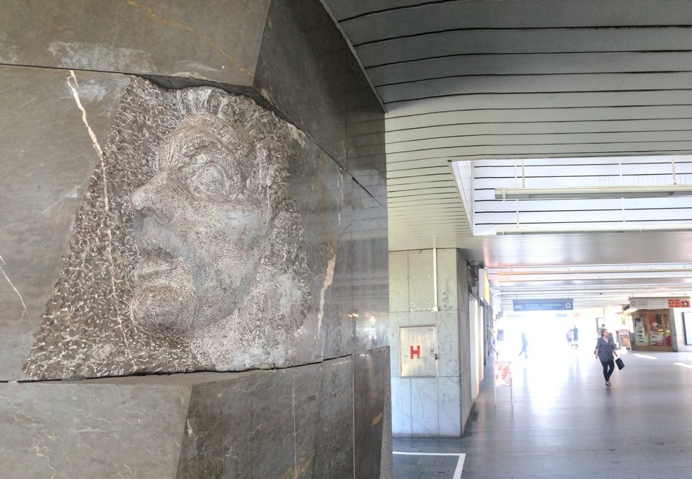 V severním vestibulu stanice metra Holešovice se nachází nenápadný, leč nápaditý pomník Julia Fučíka, tedy spisovatele a novináře, jehož jméno stanice metra původně nesla.