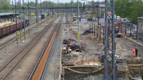 Konstrukce nádraží v Karlových Varech musela být rozebrána, nyní se válí u kolejiště. Některé její části jsou na vyhození.