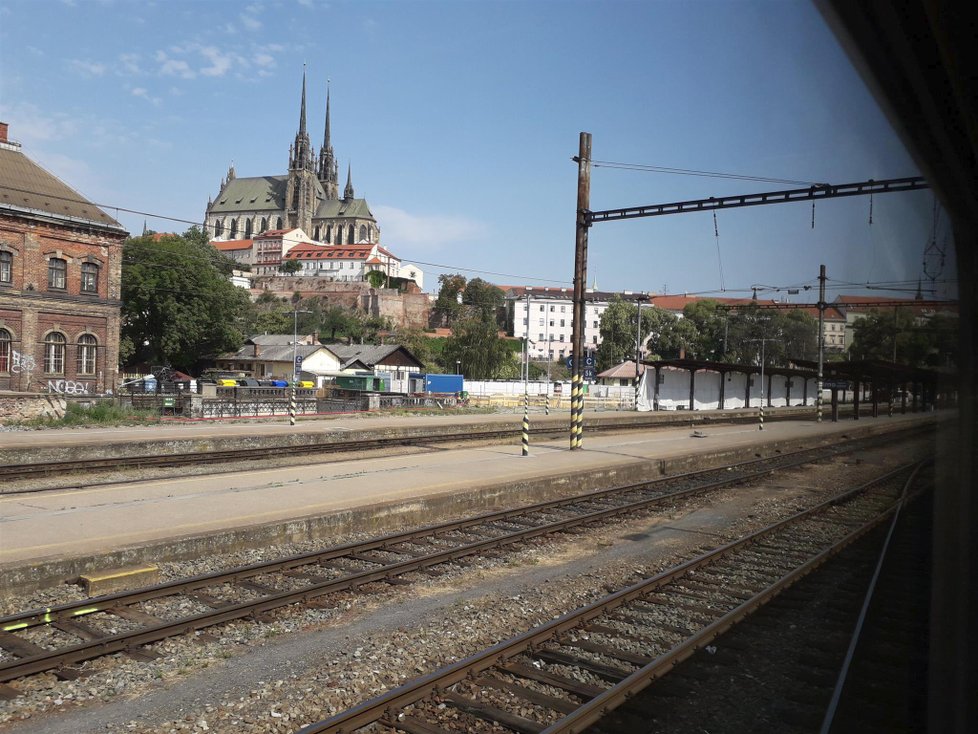 Osobní vlaky od Zastávky jezdí v pracovní dny v brzkých ranních a večerních hodinách na hlavní nádraží, během dne ale většina z nich končí či začíná v Horních Heršpicích, kde je nutný přestup na vlaky od Břeclavi.