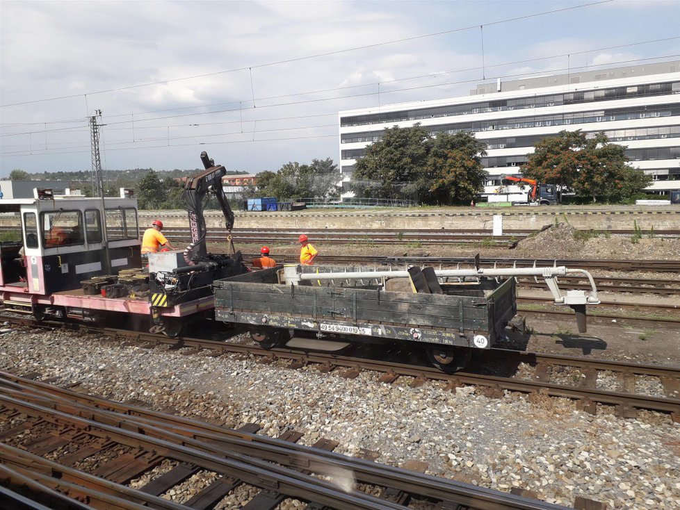 Osobní vlaky od Zastávky jezdí v pracovní dny v brzkých ranních a večerních hodinách na hlavní nádraží, během dne ale většina z nich končí či začíná v Horních Heršpicích, kde je nutný přestup na vlaky od Břeclavi.