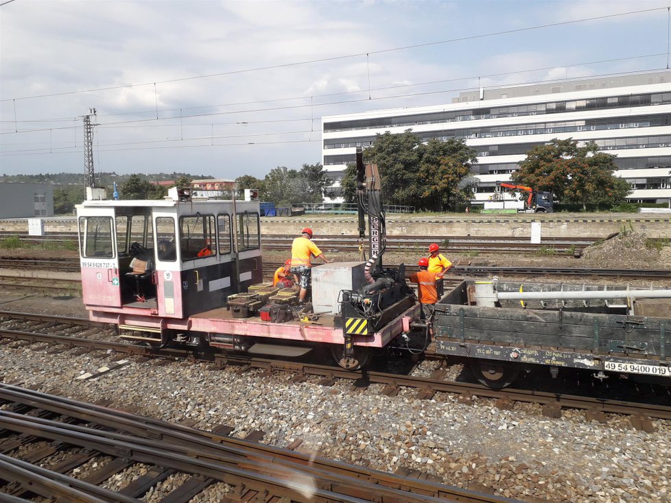 Osobní vlaky od Zastávky jezdí v pracovní dny v brzkých ranních a večerních hodinách na hlavní nádraží, během dne ale většina z nich končí či začíná v Horních Heršpicích, kde je nutný přestup na vlaky od Břeclavi.