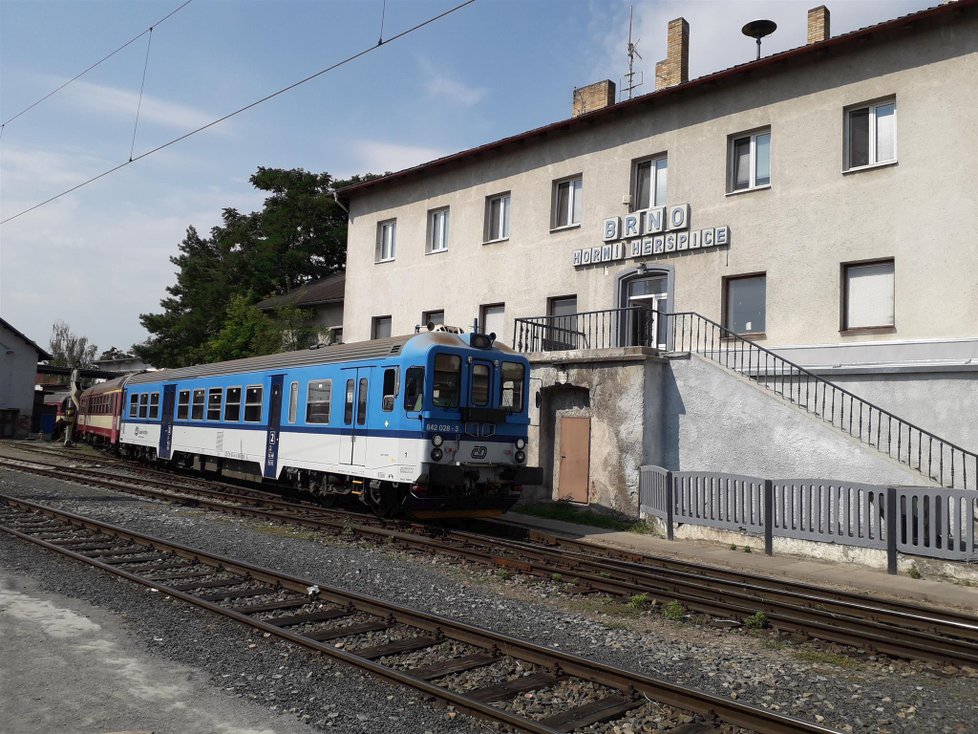 Osobní vlaky od Zastávky jezdí v pracovní dny v brzkých ranních a večerních hodinách na hlavní nádraží, během dne ale většina z nich končí či začíná v Horních Heršpicích, kde je nutný přestup na vlaky od Břeclavi.