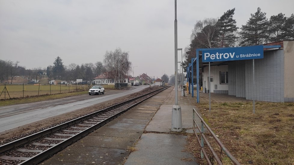 Správa železnic prodává nádraží v Petrově na Hodonínsku, leží jen 150 metrů od vinných sklepů v Plžích, kde se natáčelo množství filmů a seriálů.