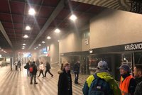 Požární poplach na Hlavním nádraží v Praze: V restauraci hořel gril, hala je zakouřená