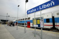 Chodce v Libni usmrtil vlak. Komplikovaná je doprava směrem na Kolín, soupravy jezdí odklonem