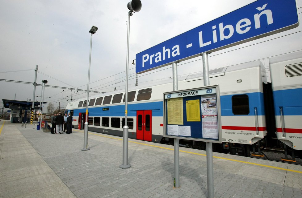 Vyprošťování proběhlo nedaleko libeňské vlakové stanice (ilustrační foto).