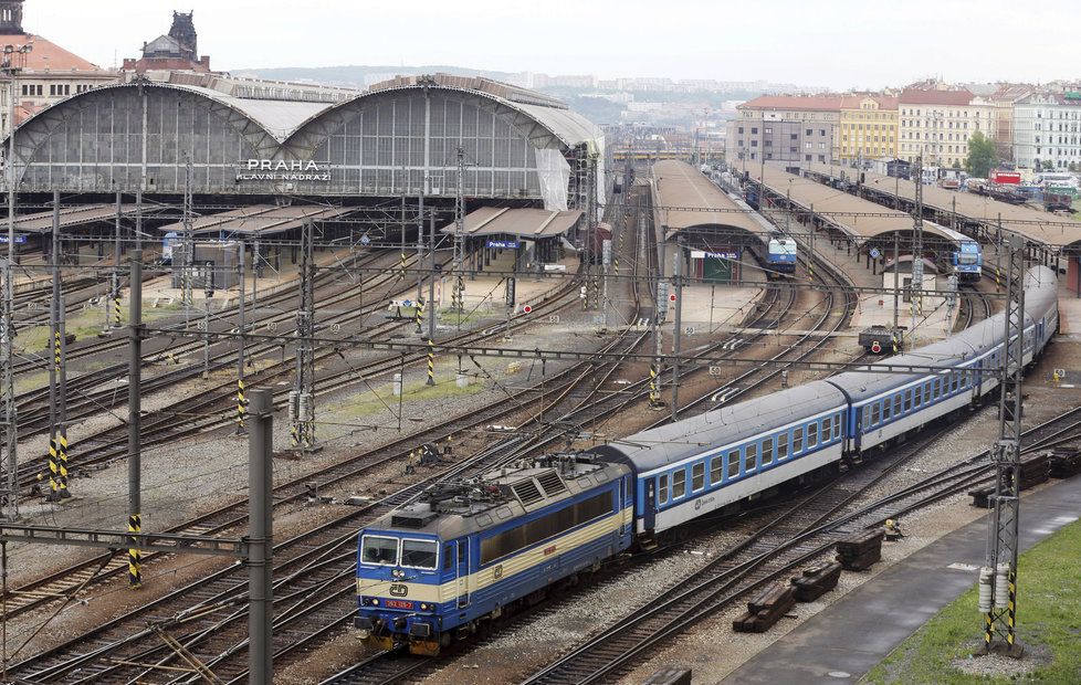 Při cestách z Prahy do Středočeského kraje určitě využijete i nově přidaný úsek Kralupy nad Vltavou – Roudnice nad Labem na rychlíkové lince R20, kde od úterka platí jízdenky PID.