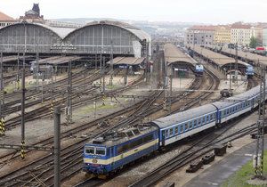 Při cestách z Prahy do Středočeského kraje určitě využijete i nově přidaný úsek Kralupy nad Vltavou – Roudnice nad Labem na rychlíkové lince R20, kde od úterka platí jízdenky PID.