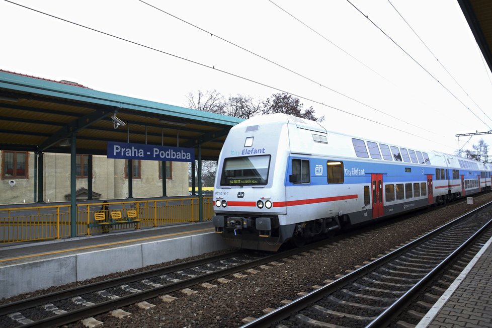 Při cestách z Prahy do Středočeského kraje určitě využijete i nově přidaný úsek Kralupy nad Vltavou – Roudnice nad Labem na rychlíkové lince R20, kde od úterka platí jízdenky PID.