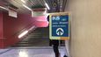 Ve vestibulu metra jsou na několika místech informační cedule, které cestující upozorňují na změny.