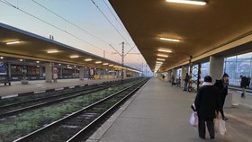 Druhé nejstarší nádraží v Praze se nachází na Smíchově. Zprovoznění přihlížely řady kočárů a davy lidí