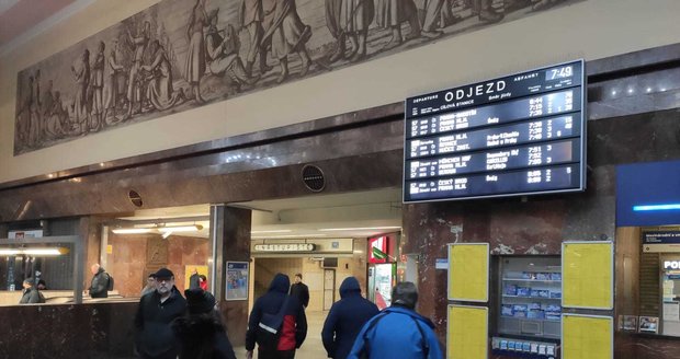 Vlaky v Praze nabírají zpoždění, na Smíchově došlo k poruše trakčního vedení (ilustrační foto).