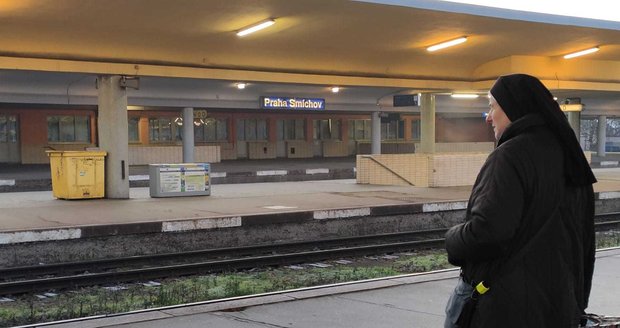 Vlakovou dopravu v Praze zkomplikovala spadlá trojel ve Vršovicích.
