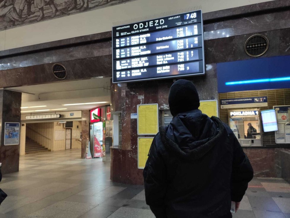 Vlaky v Praze nabírají zpoždění, ve Vršovicích spadla trolej.