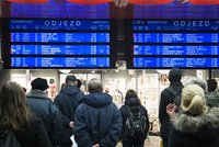Chaos na Hlavním nádraží v Praze: Vlaky stojí kvůli stržené troleji