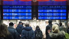 Na tabuli s příjezdy a odjezdy vlaků se vrší zpoždění