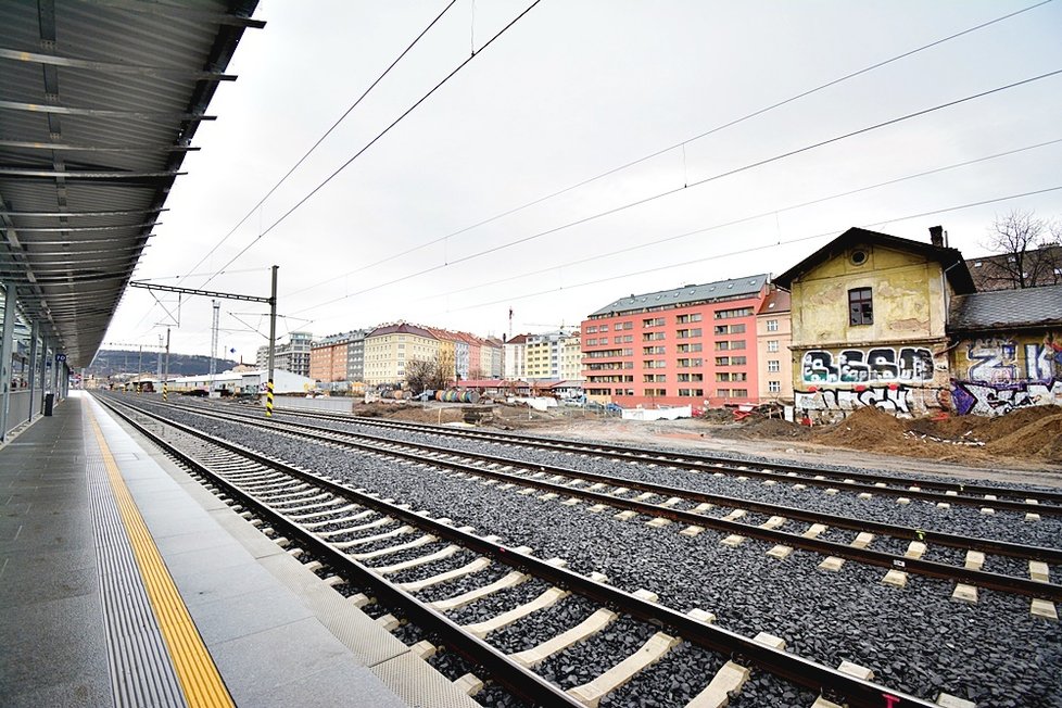 Cestování z nádraží ve Vršovicích se může zkomplikovat. Až do května se na čtvrté nástupiště dostanete jen z Bartoškovy ulice.