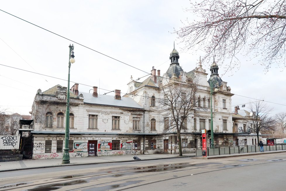 Aktuální stav bývalého nádraží Vyšehrad k začátku roku 2020. O nádražní budovu vyjádřilo zájem hlavní město, které zvažuje, zda by do něj po nákladné rekonstrukci a dostavbě neumístilo Slovanskou epopej Alfonse Muchy.