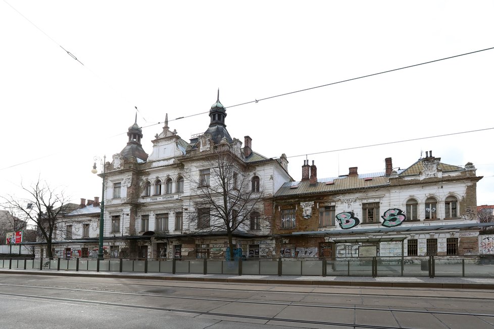 Hlavní město má s bývalým nádražím Vyšehrad velké plány. Figuruje mezi potenciálními místy, kam by bylo možné umístit Slovanskou epopej Alfonse Muchy. 