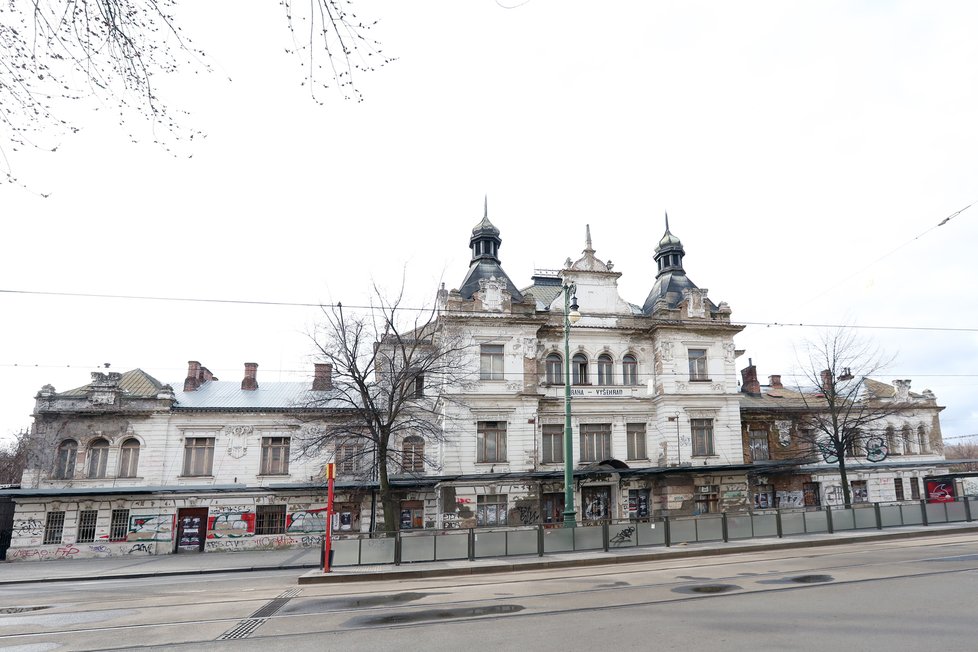 Hlavní město má s bývalým nádražím Vyšehrad velké plány. Figuruje mezi potenciálními místy, kam by bylo možné umístit Slovanskou epopej Alfonse Muchy. 