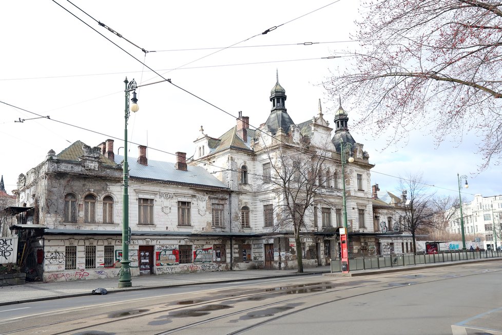 Aktuální stav bývalého nádraží Vyšehrad k začátku roku 2020. O nádražní budovu vyjádřilo zájem hlavní město, které zvažuje, zda by do něj po nákladné rekonstrukci a dostavbě neumístilo Slovanskou epopej Alfonse Muchy.