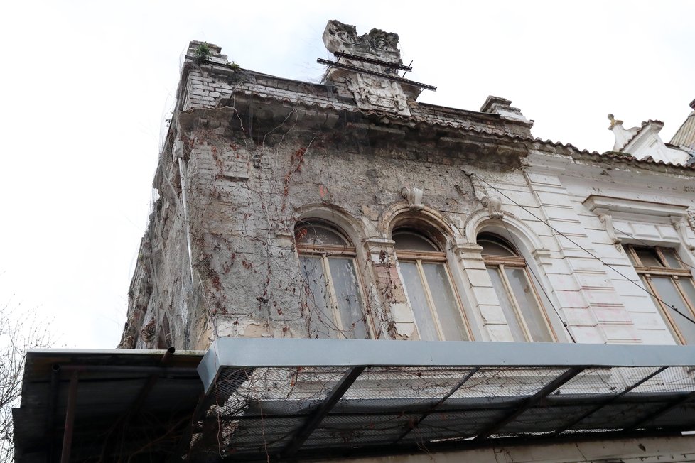 Budova bývalého nádraží Vyšehrad je v dezolátním stavu. Hlavní město ji hodlá odkoupit a uchránit ji tak od úplného zničení. 