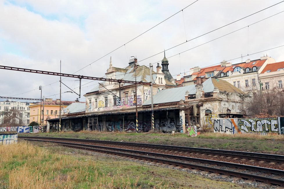 Budova bývalého nádraží Vyšehrad je v dezolátním stavu. Hlavní město ji hodlá odkoupit a uchránit ji tak od úplného zničení.