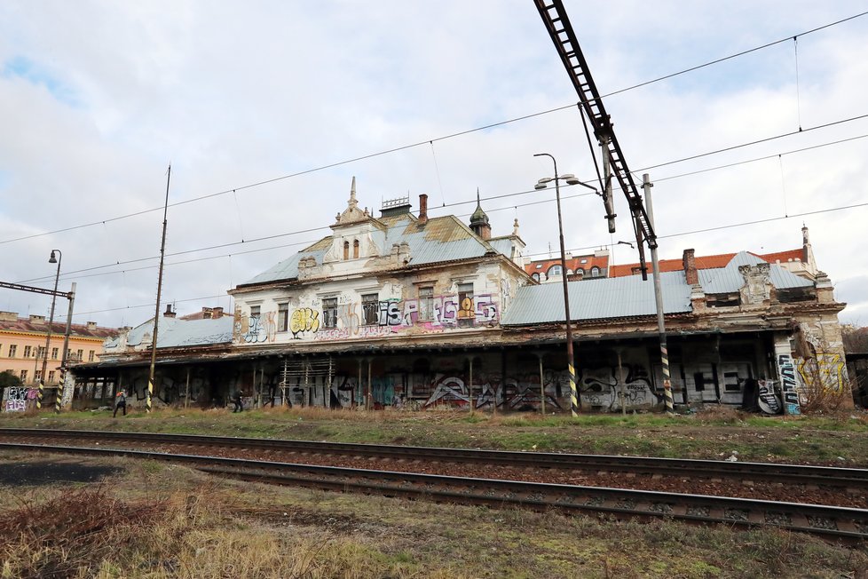 Budova bývalého nádraží Vyšehrad je v dezolátním stavu. Hlavní město ji hodlá odkoupit a uchránit ji tak od úplného zničení.