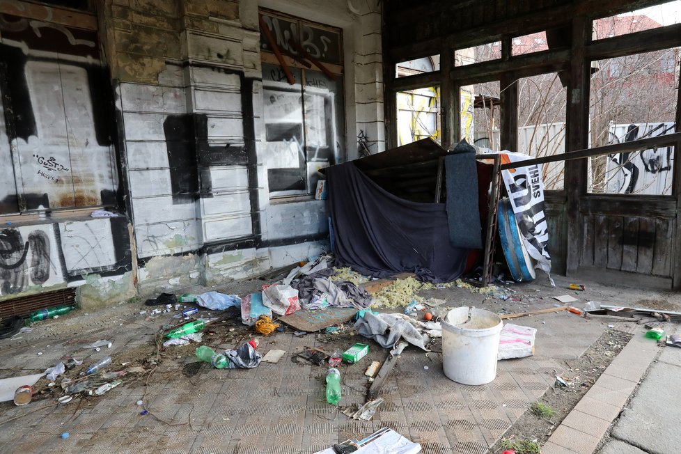 Budova bývalého nádraží Vyšehrad je v dezolátním stavu. Hlavní město ji hodlá odkoupit a uchránit ji tak od úplného zničení. 