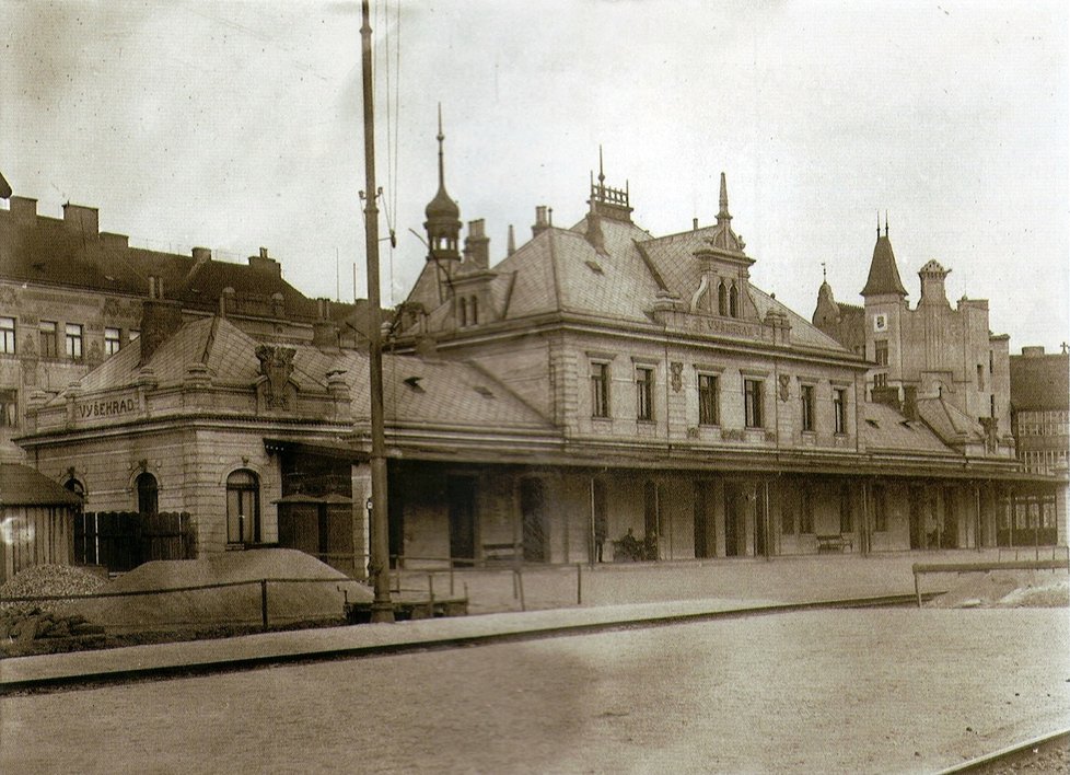 Takto nádherně vypadala nádražní budova vyšehradského nádraží v dobách své největší slávy. 