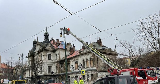 Nádraží Vyšehrad se dál rozpadá, Praha 2 nechala uzavřít i část blízké vozovky.