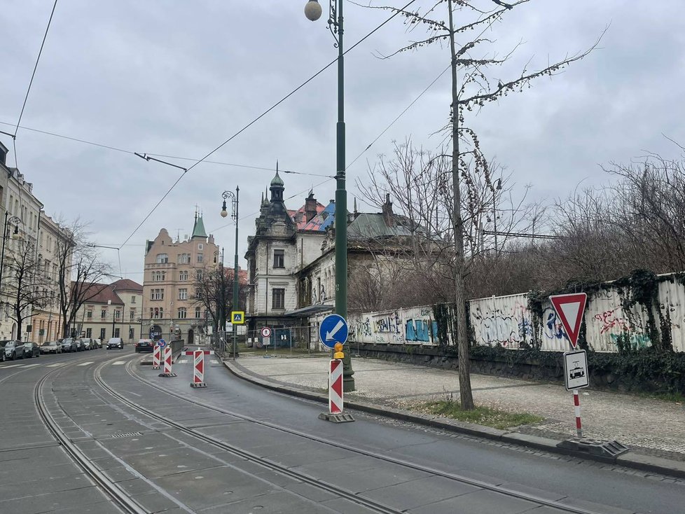 Nádraží Vyšehrad se dál rozpadá, Praha 2 nechala uzavřít i část blízké vozovky.