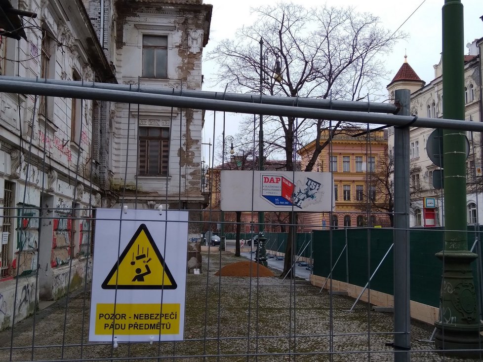 Nádraží Vyšehrad se dál rozpadá, Praha 2 nechala uzavřít i část blízké vozovky.