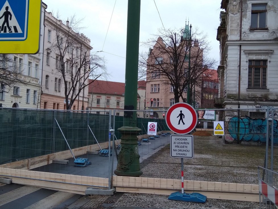 Nádraží Vyšehrad se dál rozpadá, Praha 2 nechala uzavřít i část blízké vozovky.