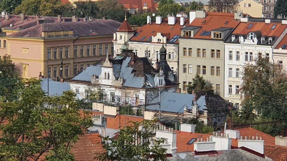 Takto vypadá budova nádraží Vyšehrad v říjnu 2020.