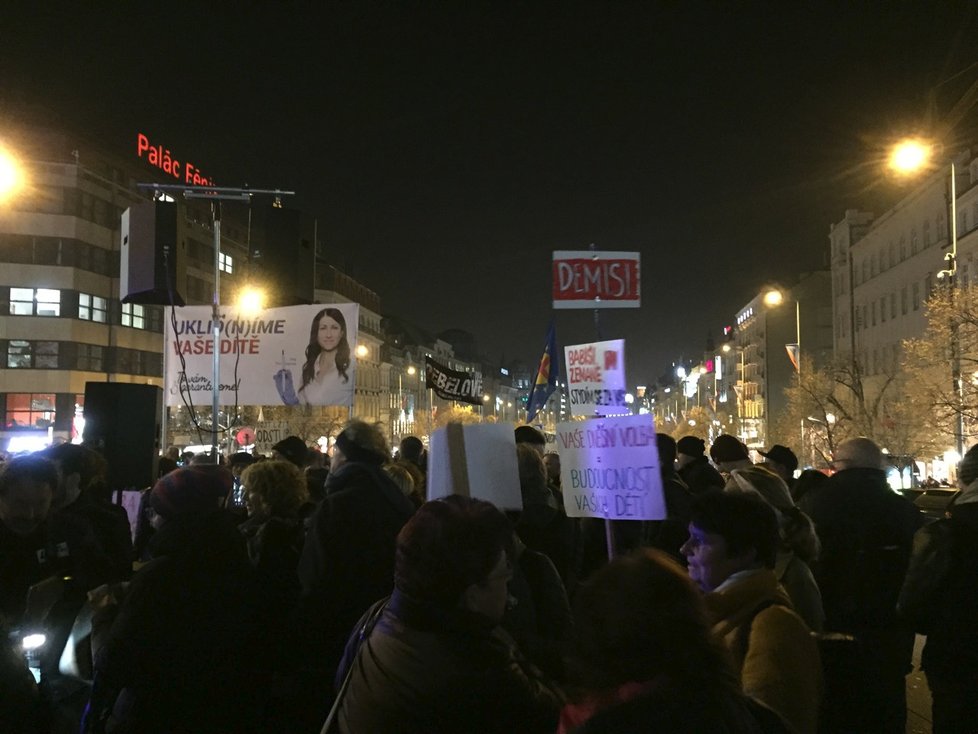 Protest proti Andreji Babišovi na Václavském náměstí v souvislosti s kauzou jeho syna Andreje juniora (15. 11. 2018)