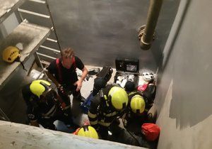 Dva dělníci spadli při natírání v Praze do nádrže, vyprostit je museli hasiči.