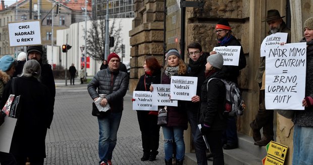 Lidé protestují proti odsunutí brněnského nádraží z centra města před sídlem krajského úřadu 15. ledna 2018 v Brně, kde má záměr projednávat mimořádné zastupitelstvo Jihomoravského kraje.