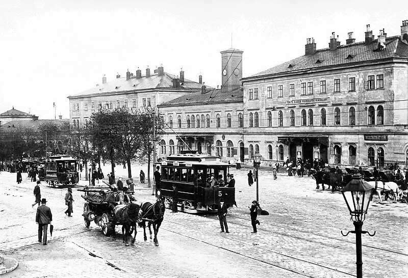 Památkově chráněné secesní hlavní nádraží v Brně je v provozu od roku 1839. Spolu s Břeclaví je nejstarším v Česku.