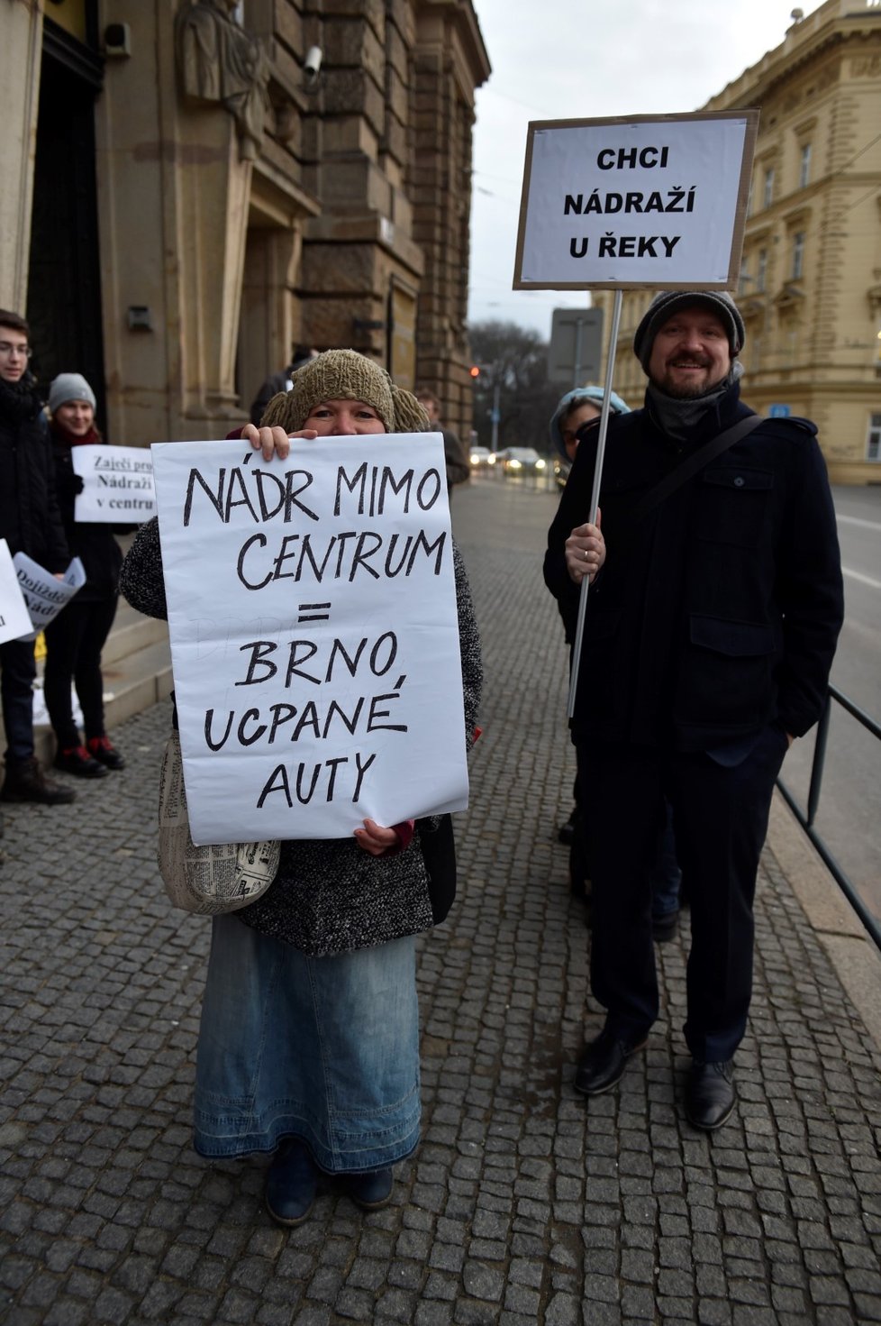 Lidé protestují proti odsunutí brněnského nádraží z centra města před sídlem krajského úřadu 15. ledna 2018 v Brně, kde má záměr projednávat mimořádné zastupitelstvo Jihomoravského kraje.