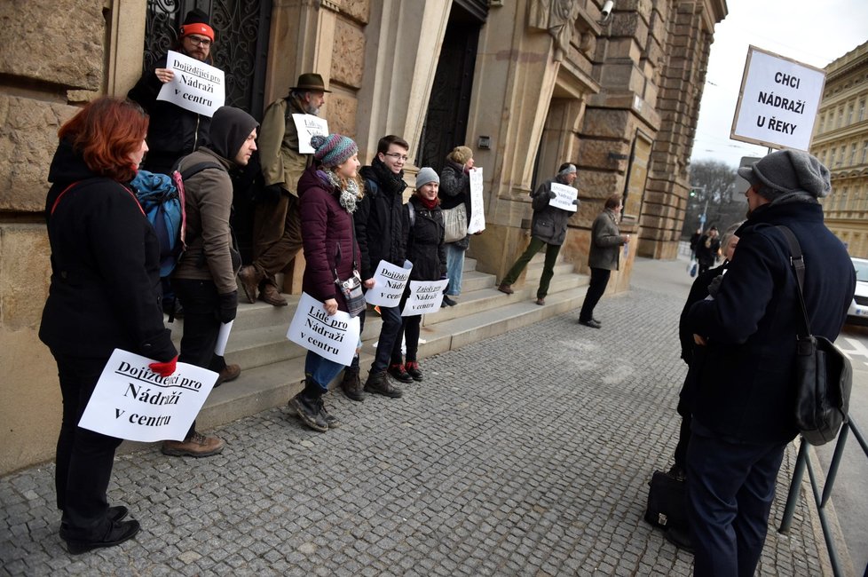 Lidé protestují proti odsunutí brněnského nádraží z centra města před sídlem krajského úřadu 15. ledna 2018 v Brně, kde má záměr projednávat mimořádné zastupitelstvo Jihomoravského kraje.