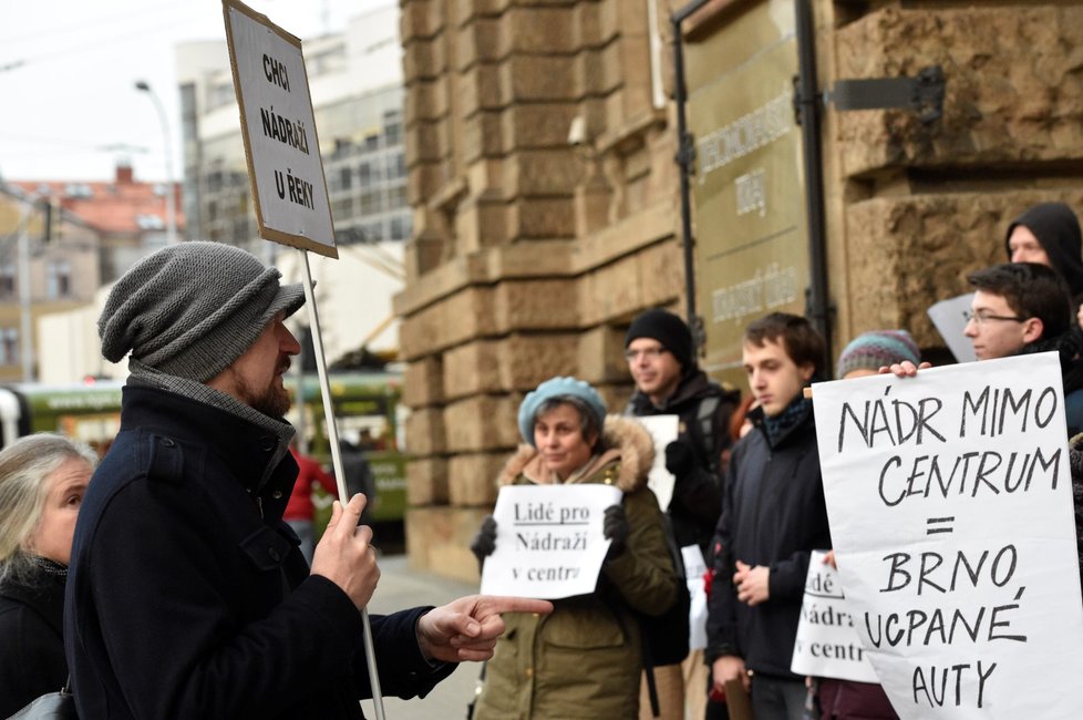 Lidé protestují proti odsunutí brněnského nádraží z centra města před sídlem krajského úřadu 15. ledna 2018 v Brně, kde má záměr projednávat mimořádné zastupitelstvo Jihomoravského kraje.