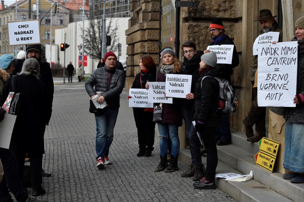 Lidé protestují proti odsunutí brněnského nádraží z centra města před sídlem krajského úřadu 15. ledna 2018 v Brně, kde má záměr projednávat mimořádné zastupitelstvo Jihomoravského kraje.